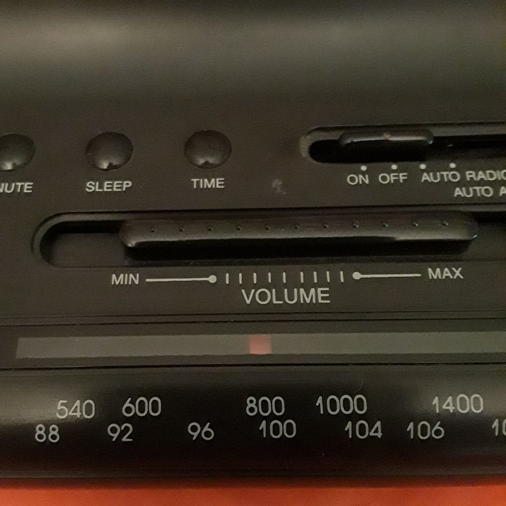GPX AM/FM ALARM CLOCK RADIO- RED LED DISPLAY MODEL D518 - RADIO/BUZZER ALARMS - Picture 5 of 7